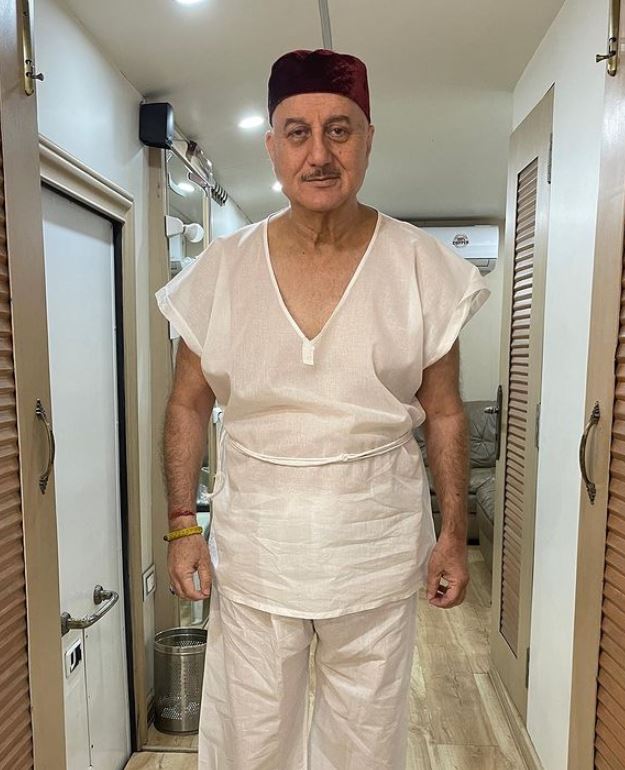 Anupam Kher's “Project Heal India” Donates Oxygen Concentrators, Bipap Machines To BMC For COVID-19 Relief Work