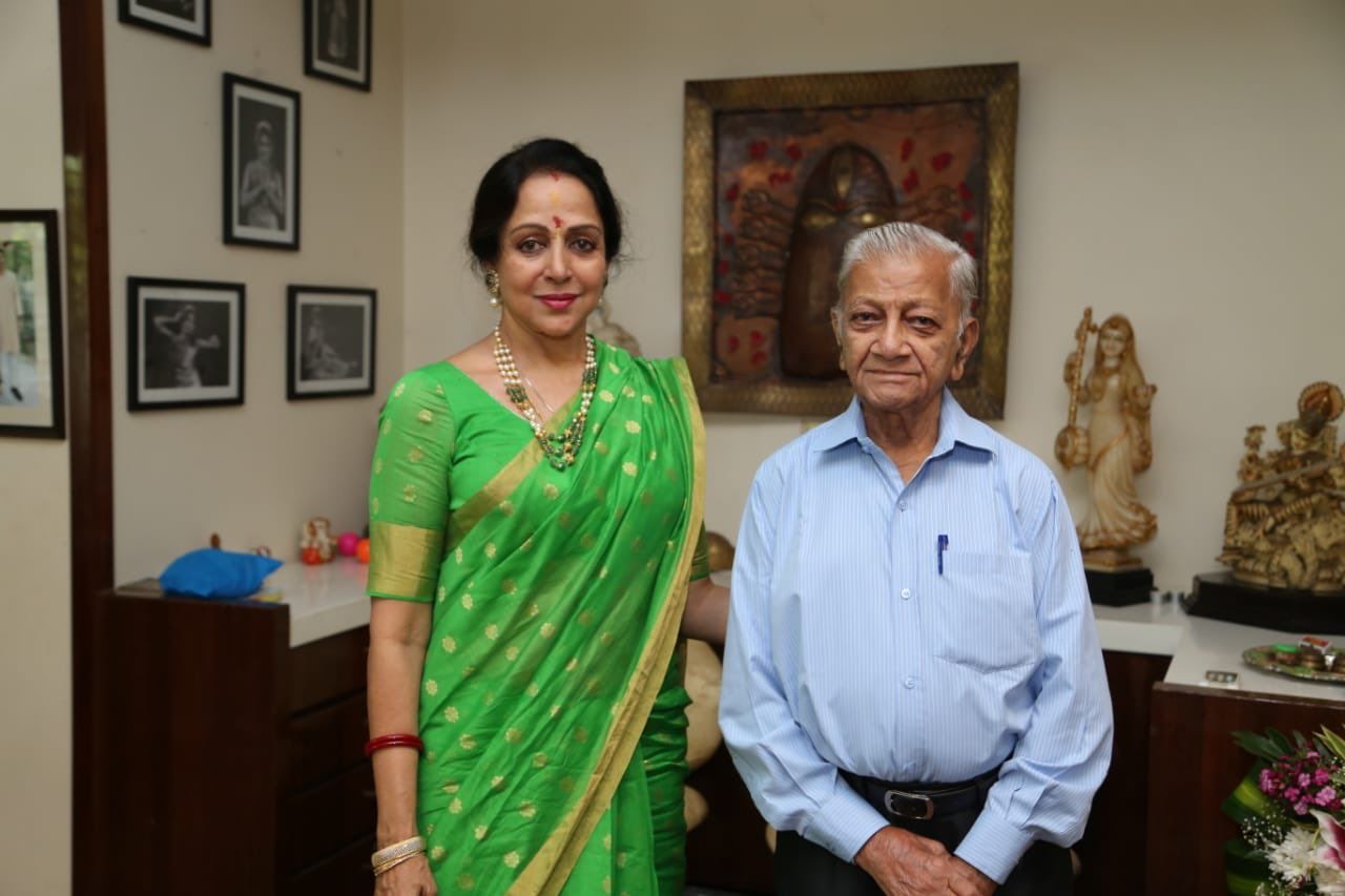 Hema Malini Pays Tribute To Her Late Secretary Markand Mehta Who Was Suffering From COVID-19
