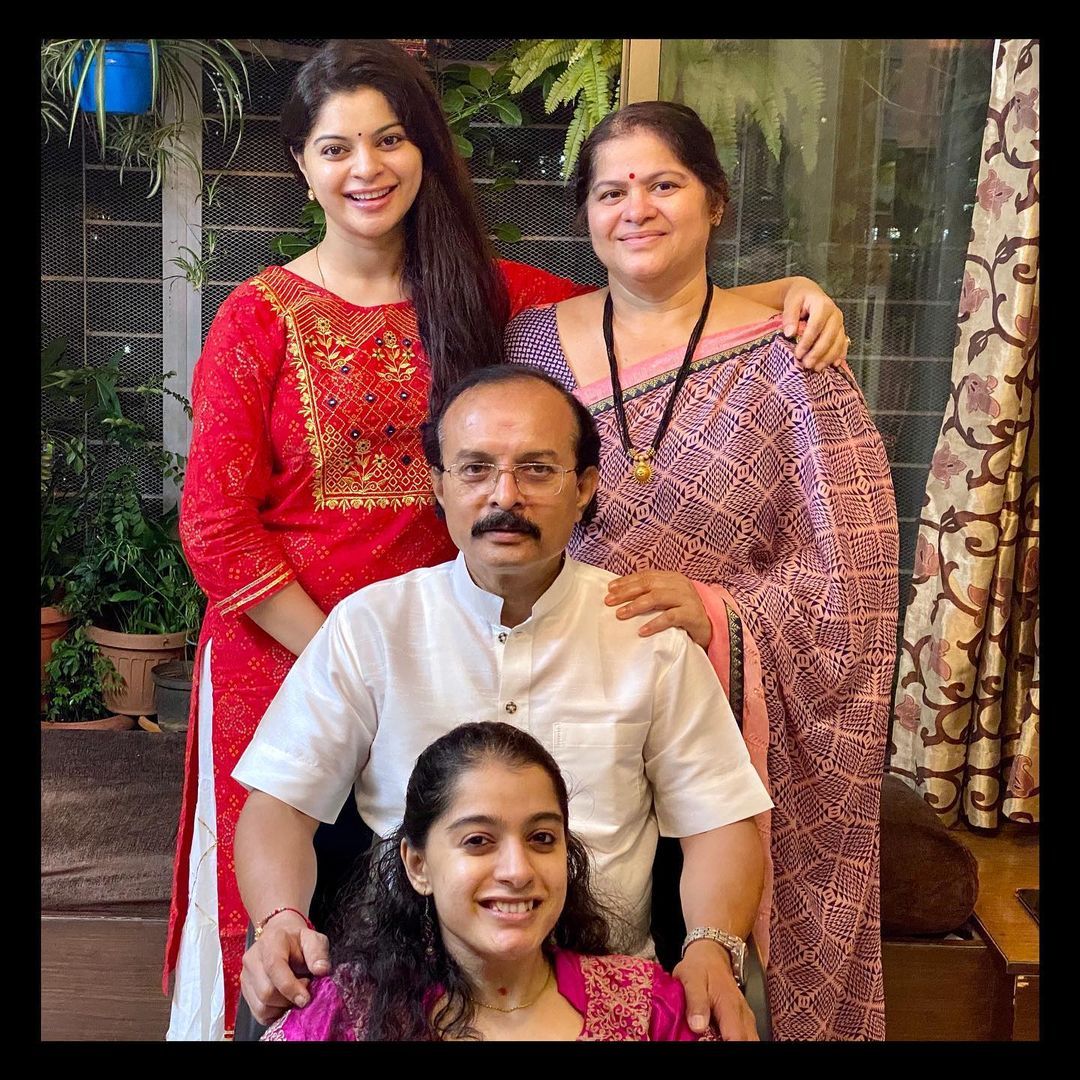 Sneha Wagh Bids Her Father An Emotional Goodbye As He Loses Battle To Covid-19: 'We Couldn't Say A Proper Goodbye'