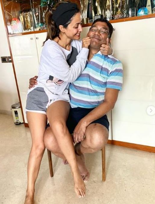 Hina Khan Posts A Video Remembering Her Father A Month After He Passes Away; The Family Singing 'Aane Waala Pal' Is Heart-Wrenching
