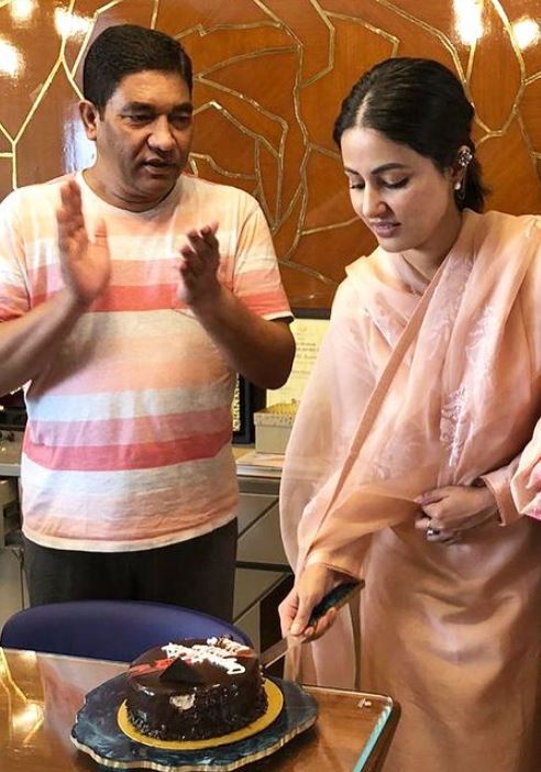 Hina Khan writes a heart-rending note on her father: "Not that strong to bear your loss dad"