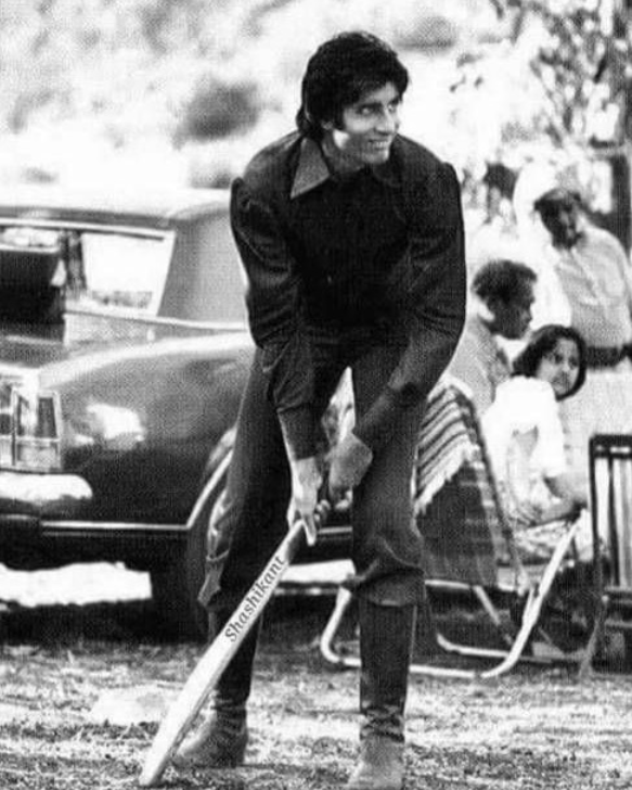 For Amitabh Bachchan 'balla zara chota padh gaya' when he played cricket during Mr. Natwarlal shoot in Kashmir