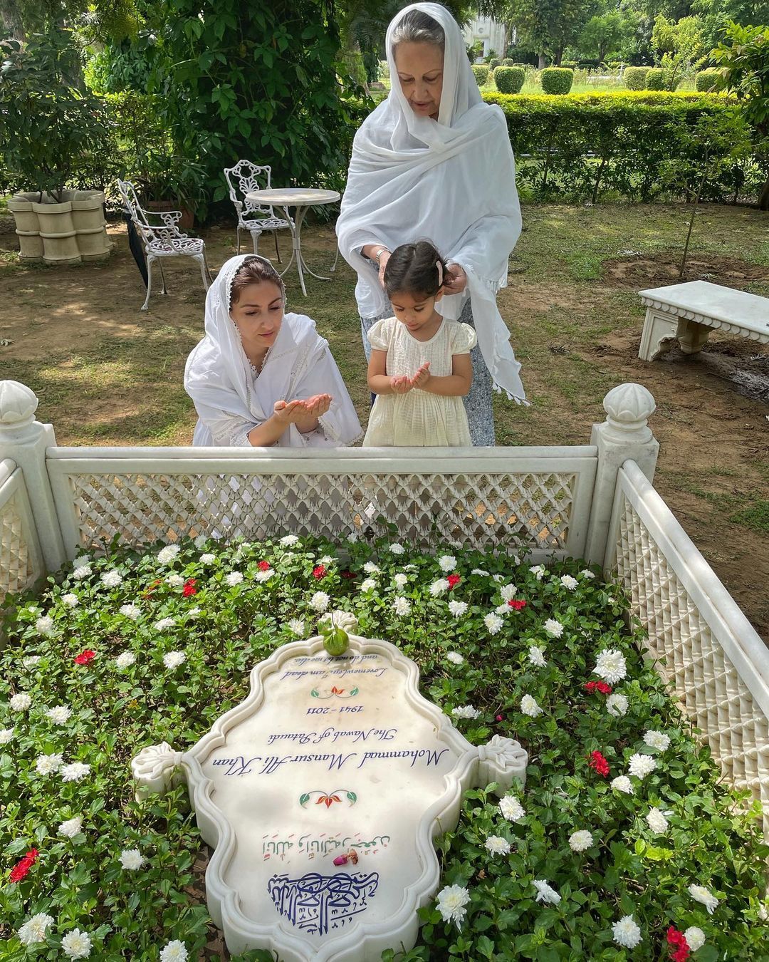 Sharmila Tagore, Soha Ali Khan & Inaaya Naumi Kemmu visit Tiger Pataudi's grave on his death anniversary, offer prayers