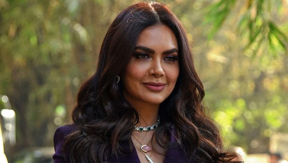 Esha Gupta was advised to not do 'kaala' makeup, was termed the 'sexy' one since 'fair skin has to be the girl next door, sharif'