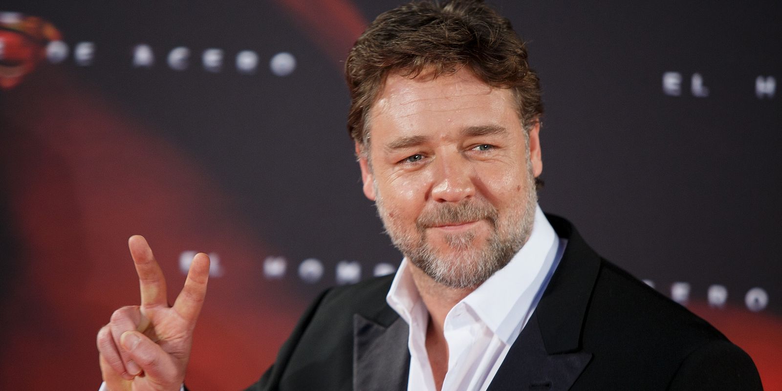 Russell Crowe comes out clearing doubts over his remarks on female actors 