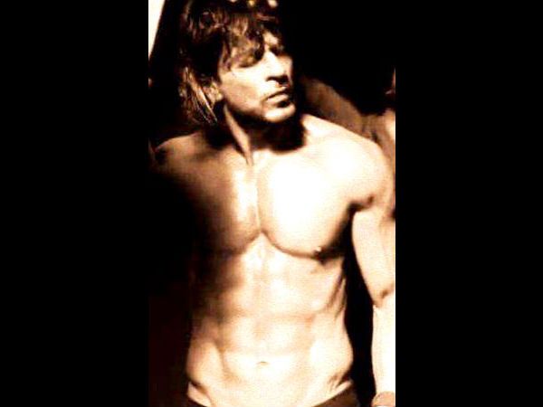 SRK’s hot looks in ‘Raees’ revealed