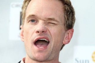 Neil Patrick Harris misses on the chord as host!