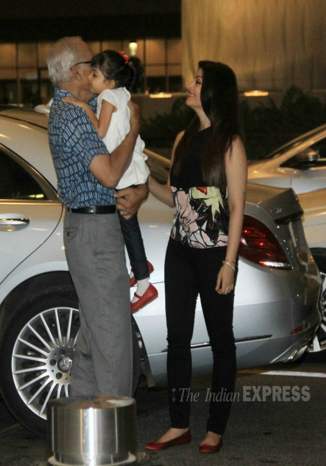 Aaradhya Touching Her Grandad's Feet Before Leaving For Cannes Is The Best Thing You'll See Today 