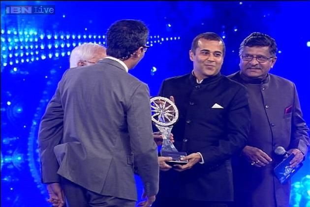 Chetan Bhagat Receives the Indian of the Year Award in the Entertainment Category from IBN 
