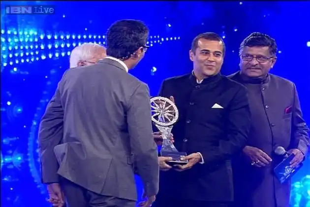 Chetan Bhagat Receives the Indian of the Year Award in the Entertainment Category from IBN 