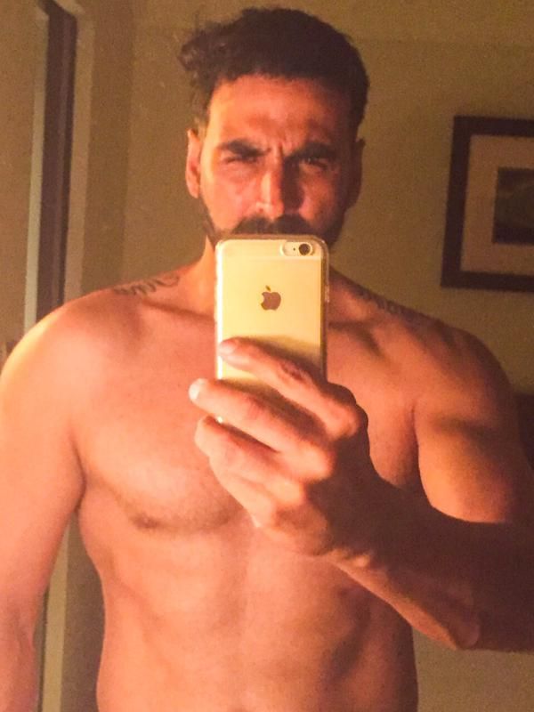 Akshay Kumar's First Selfie Is Already Burning Twitter 