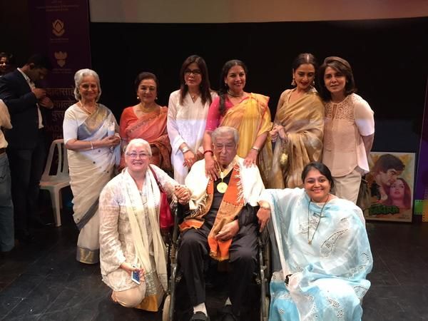 Shashi Kapoor Receives The Dadasaheb Phalke Award 