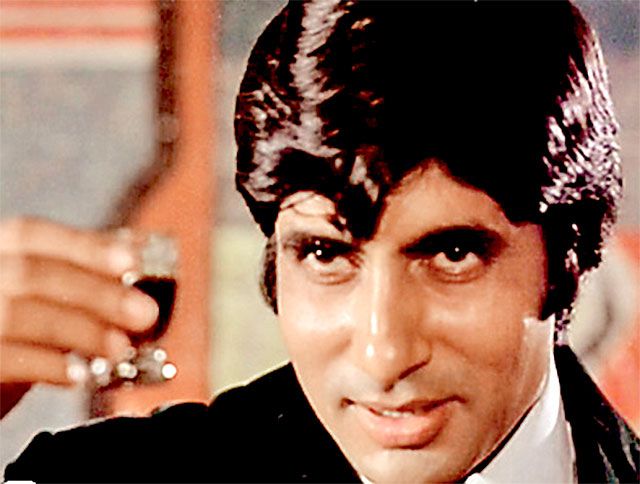 ‘Diwali bomb blew up my left hand’, Big B shares anecdotes from Sharaabi