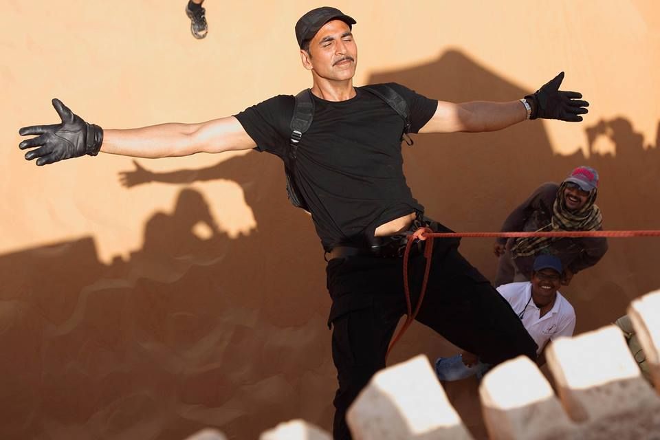 Akshay beats the sweltering heat to perform a stunt for Baby