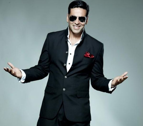 Akshay Unveils First Look Poster of Rustom 