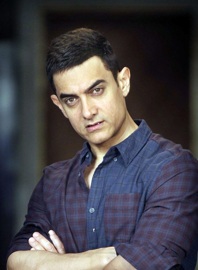 Aamir stands with Salman