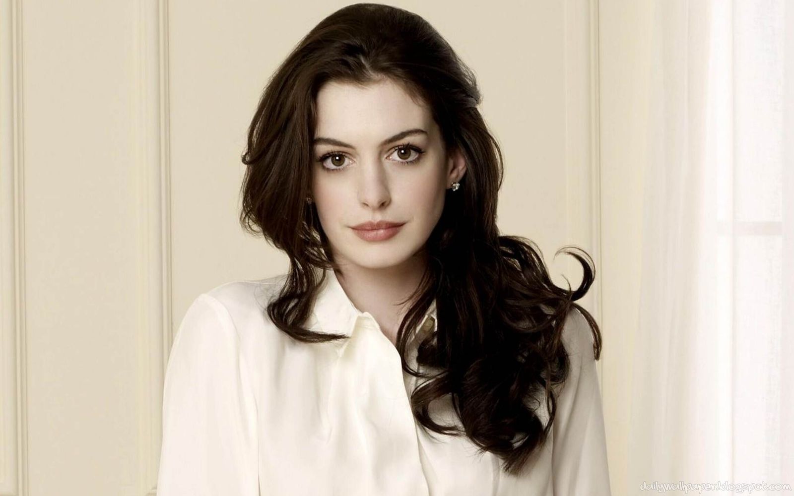 Anne Hathaway Wants To Stay At Home With Her Baby