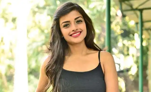 Ashna Zaveri Back To College In Meen Kuzhambum Maan Paanaiyum