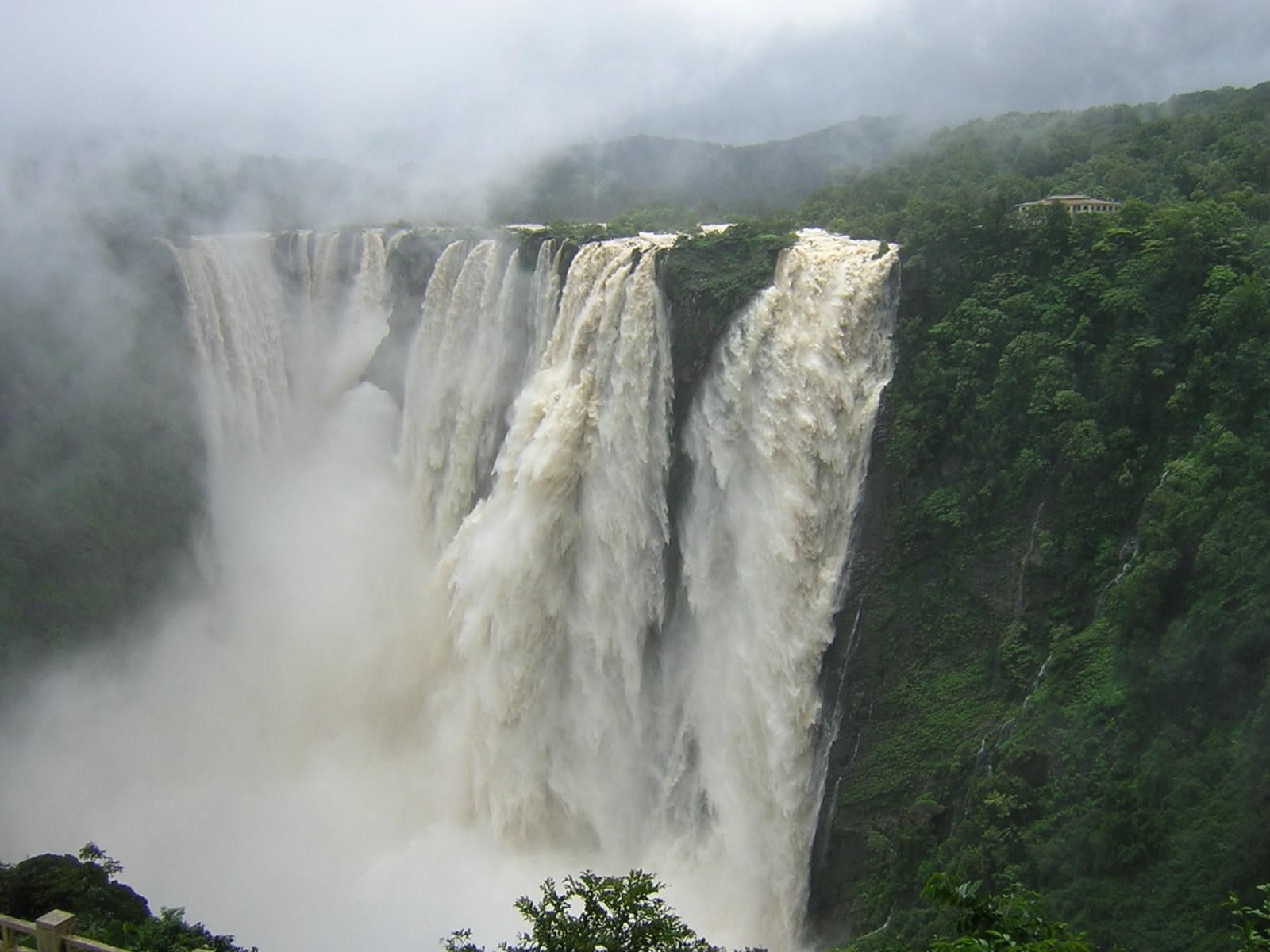 Team Of ‘Sardaar Gabbar Singh’ Shoots At ‘Baahubali’ Waterfall