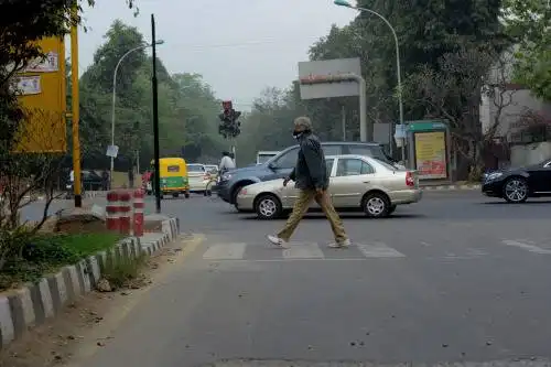 Amitabh Bachchan Goes Unnoticed As He Walks Down The Delhi Roads 