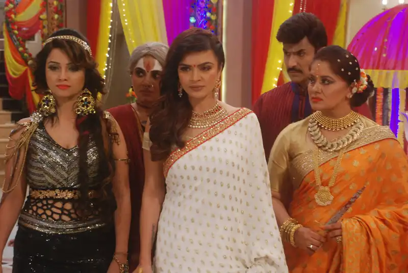 Mouni Roy AKA Shivangi To Kill THIS Important Character In Colors' Naagin 2!