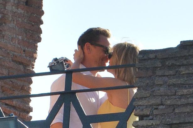 Taylor Swift And Tom Hiddleston Lost In Beverly Hills Mansion