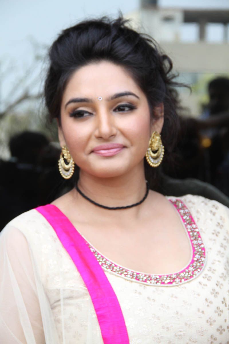 Why Ragini Dwivedi Is Hogging Limelight These Days?