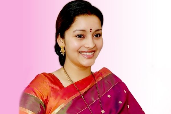 Renu Desai Helps College Girl With Her Fees