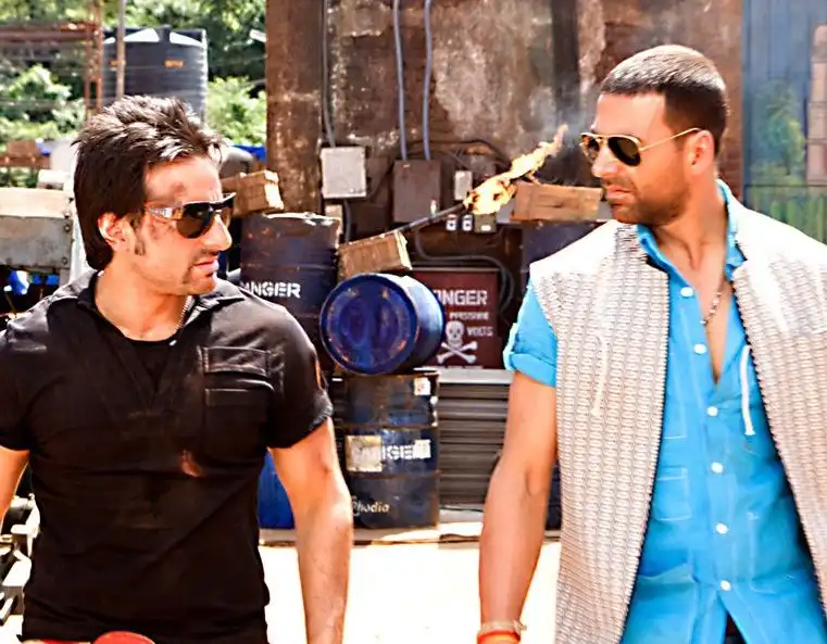 Either Akshay Kumar Or Saif Ali Khan Will Replace Arshad Warsi In Jolly LLB 2?