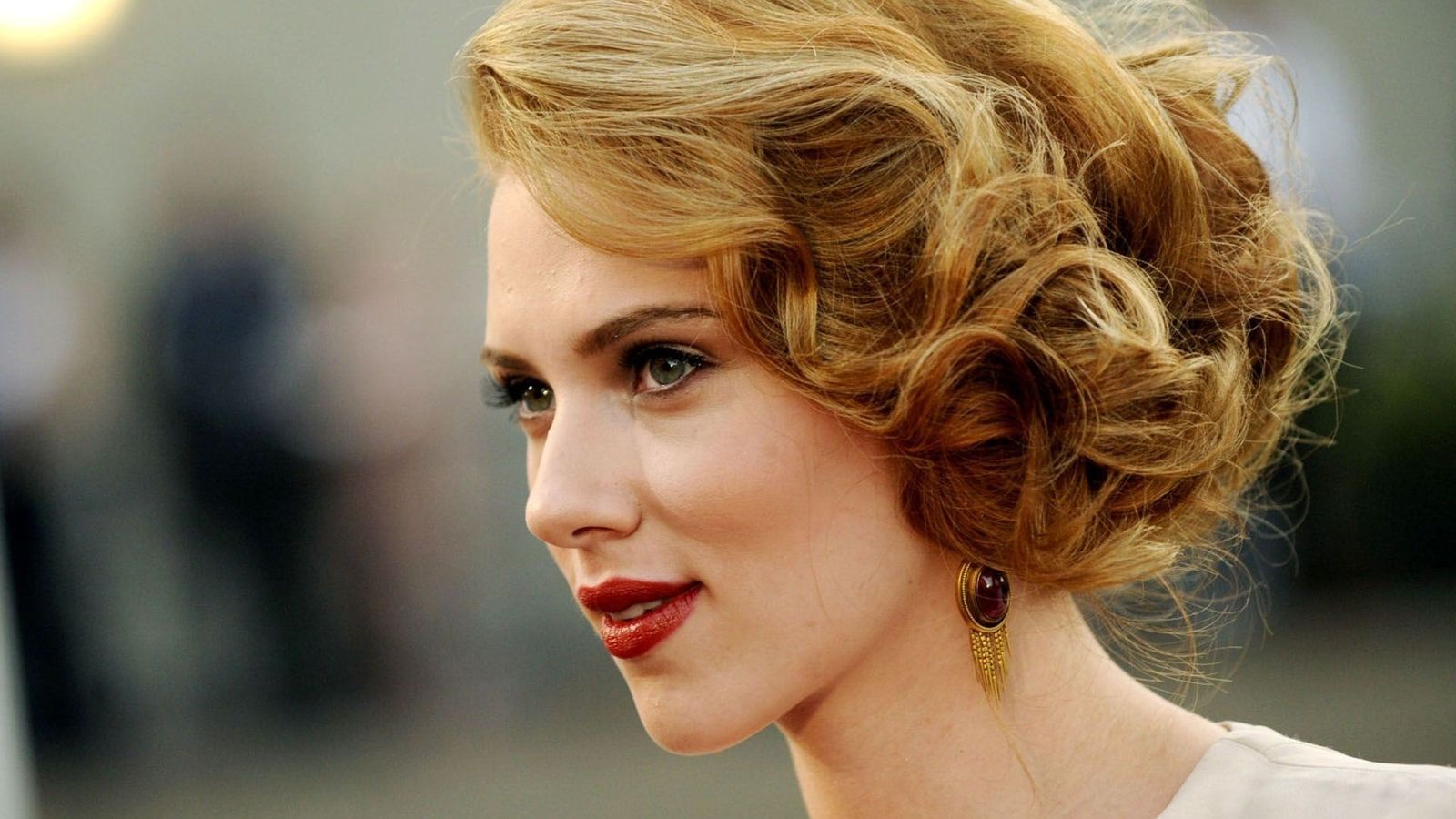 Scarlett Johansson Encourages Girls To Take Risks