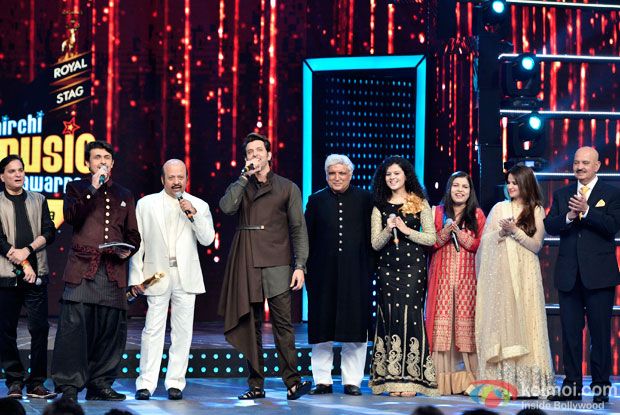 SRK, Hrithik Enthrall Audiences At 8th Mirchi Music Awards