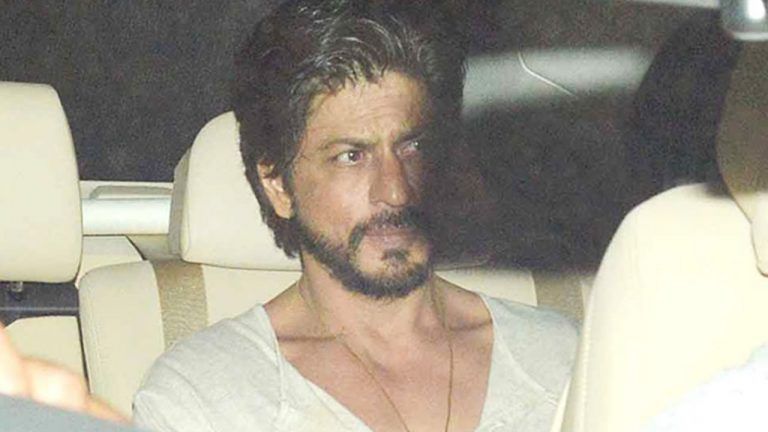 Shah Rukh Khan’s Car Ran Over A Photographer’s Leg And What He Did Next Will Leave You Speechless!