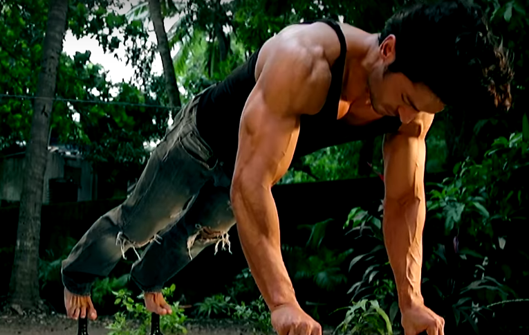 Vidyut Shows His Junglee Side & Tells His Fans To Be Junglee