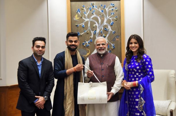 अपनी शादी के रिसेप्शन के लिए प्रधानमंत्री मोदी को न्योता देने पहुंचे विराट-अनुष्का !