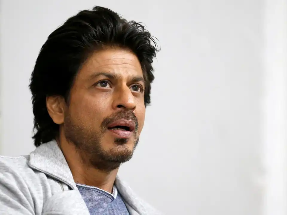 Shah Rukh Khan Reveals He Isn't Comfortable Buying Underwear Online!