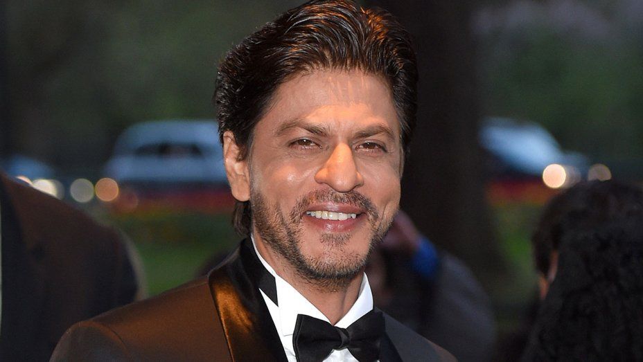 Shah Rukh Khan Has The Best Reply For His Fan Raju Who Won’t Budge Without Meeting Him 