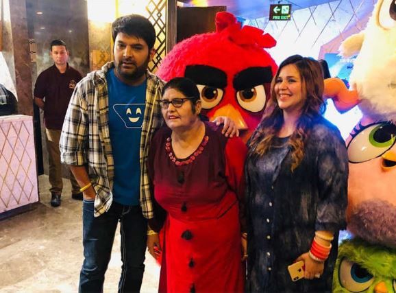 Kapil Sharma Goes Out With Wife Ginni And Mother For A Movie Date! See Pics...