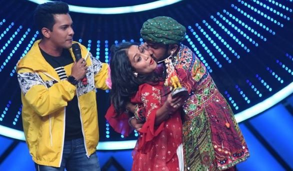 Indian Idol 11: Twitter Criticizes Makers For Airing Neha Kakkar's Kiss Mishap After Vishal Dadlani's Tweet, Call It A Publicity Gimmick