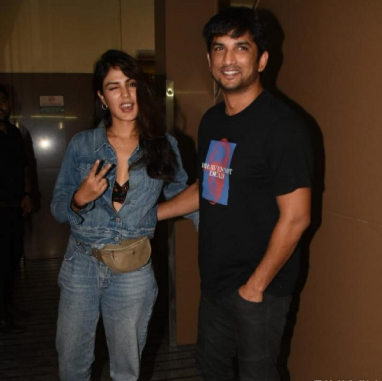 Sushant Singh Rajput Wants Producers To Cast Girlfriend Rhea Chakraborty As The Leading Lady In His Upcoming Films? 