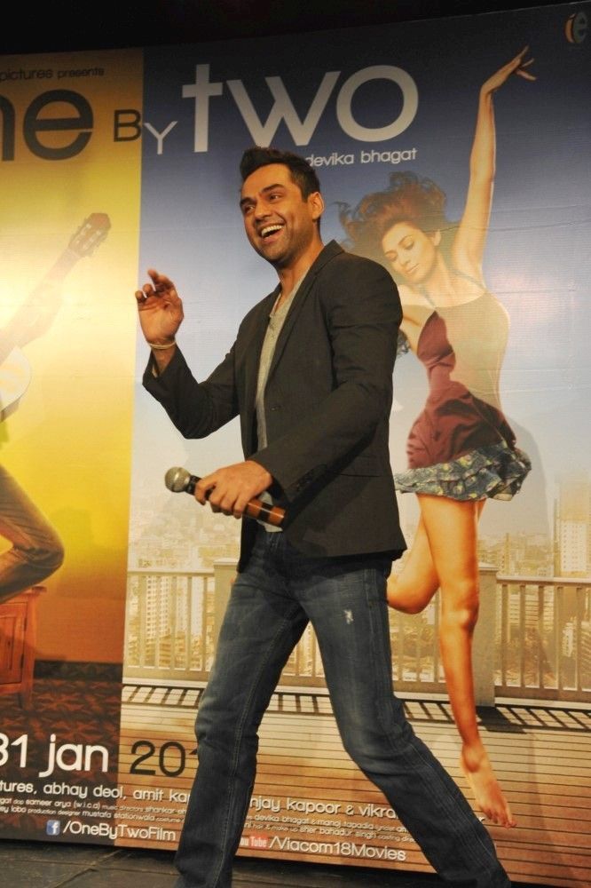 Abhay Deol stands for crooners, sports black eye as a sign of protest