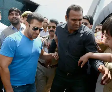 Bajrangi Bhaijaan’s Kashmir schedule underway, fans erupt in huge numbers