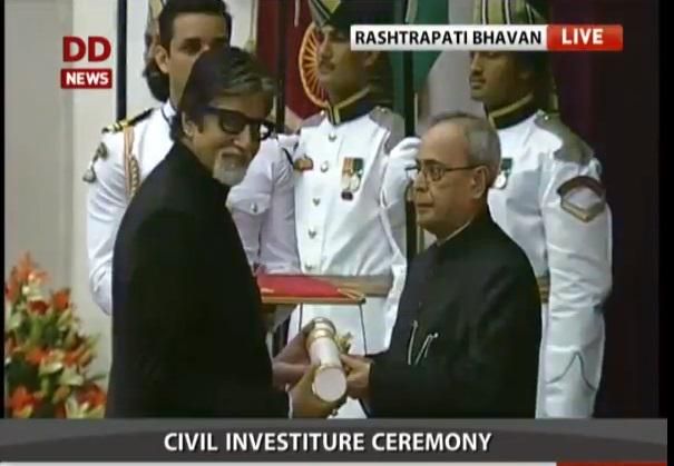 Big B felicitated with Padma Vibhushan, family attends event