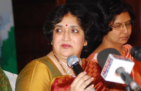 Trouble continues for Rajinikanth; Latha accused of fraud