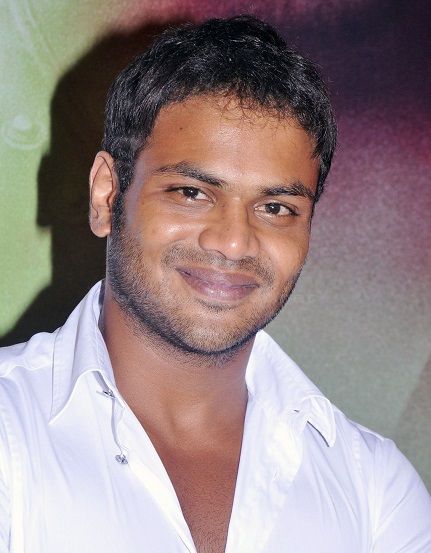 Manchu Manoj injures himself in a road accident