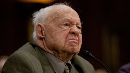 World-famous actor Mickey Rooney expires at 93