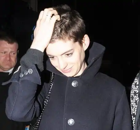 Anne Hathaway chops her locks for Les Miserables