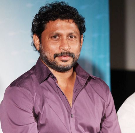 Shoojit Sircar gets award from Salman Khans father for Vicky Donor