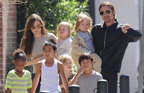 Pitt-Jolie to take children on British holiday