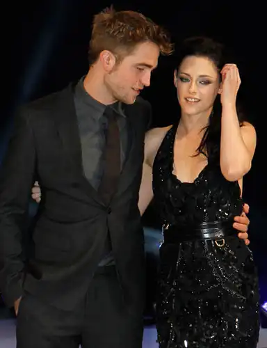 Robert Pattinson- Kristen Stewarts house up for sale