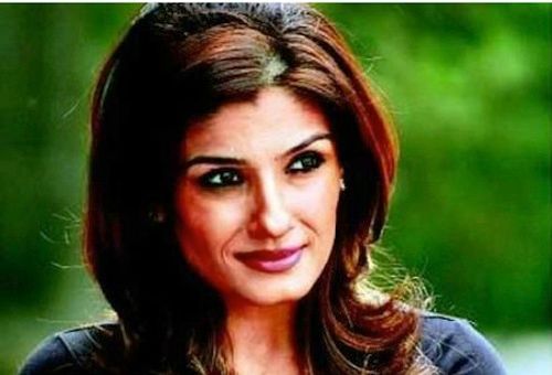 Raveena Tandon awarded for her performace in Shobhna's Seven Nights